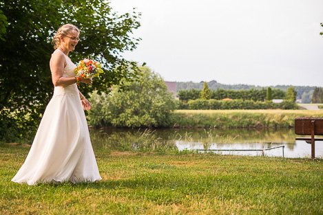 Charly Schötz Hochzeitsfotograf Braut am Fluss