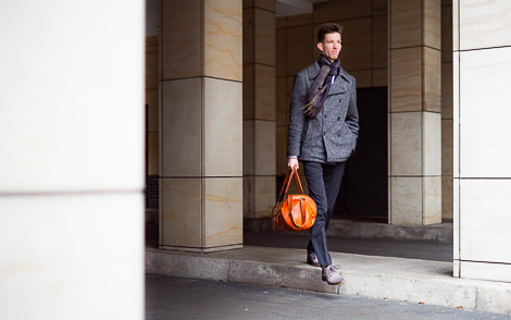 charly schoetz Werbefotograf Dresden Modeshooting Mantel braune Tasche