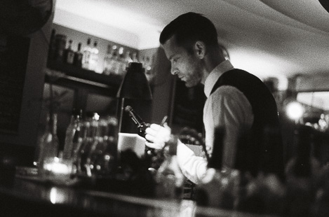 Charly Schötz Werbefotograf Dresden Studiobar Barkeeper Analog
