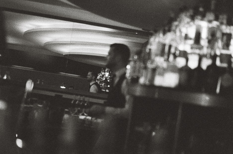 Charly Schötz Werbefotograf Dresden Studiobar Barkeeper Analog