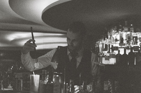 Charly Schötz Werbefotograf Dresden Studiobar Barkeeper Analog