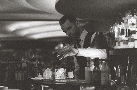 Charly Schötz Werbefotograf Dresden Studiobar Barkeeper Analog