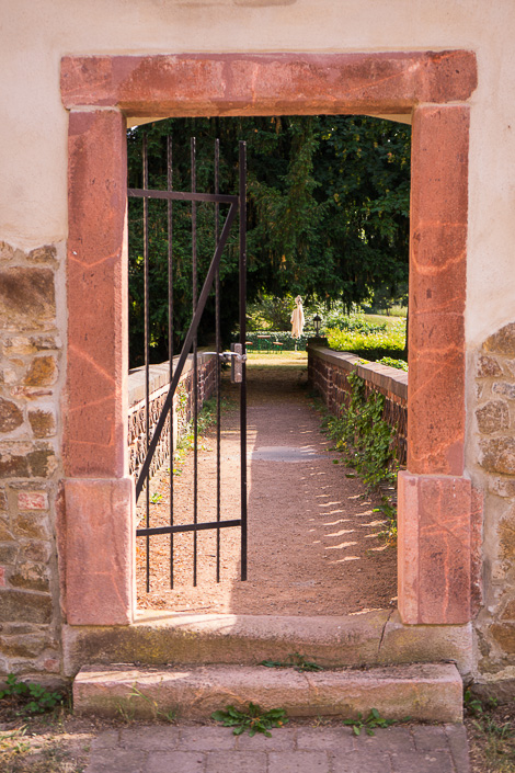 Charly Schötz Hochzeitsfotograf Seiteneingang vom Wasserschloss in Podelwitz